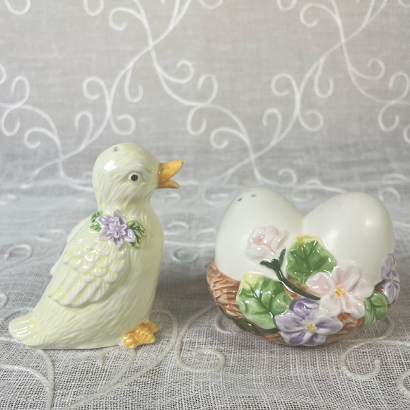 NEW vVintage 2001 Duckling with Flowers & Eggs porcelain Salt and Pepper set. - Picture 7 of 7